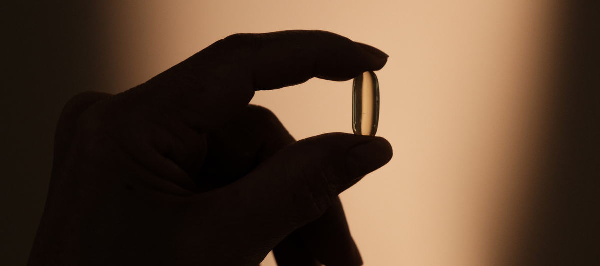 Eine Kapsel in der Hand Bioverfügbarkeit von Vitamin D3 und Vitamin K2 