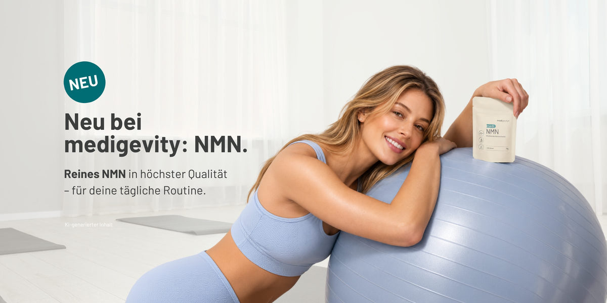 Neu bei medigevity: NMN Pulver in Premium-Qualität – Frau in Sportbekleidung hält den NMN-Beutel auf einem Gymnastikball