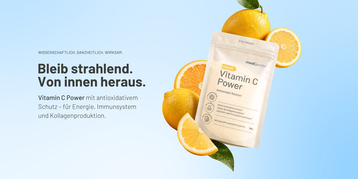 medi Vitamin C Power Pulver mit antioxidativem Schutz, umgeben von frischen Orangen und Zitronen, 150g