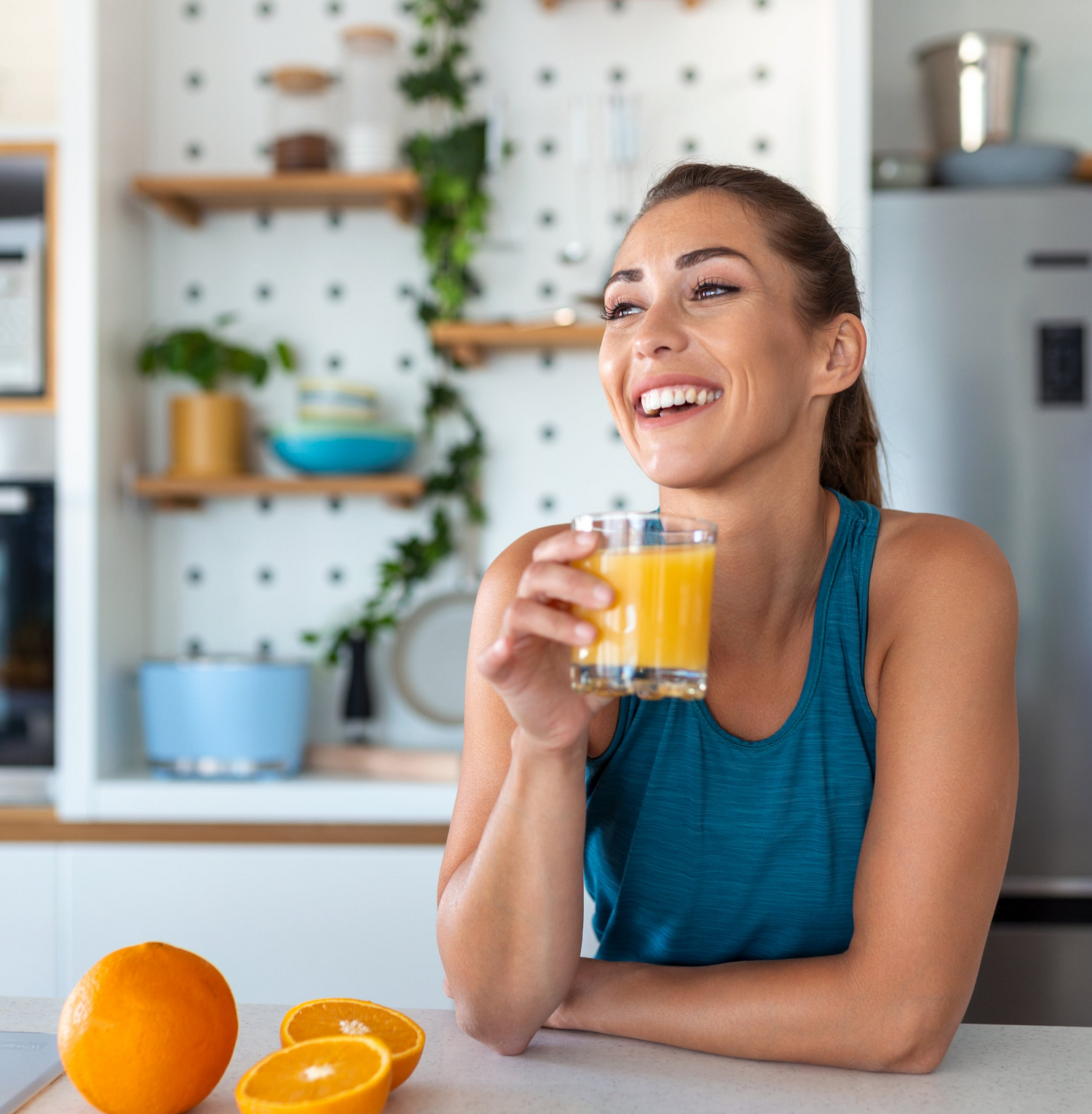 Frau trinkt Orangensaft