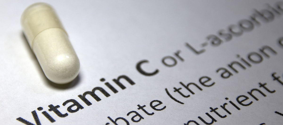 Kapsel auf Beipackzettel
Kapsel liegt auf einem Blatt mit englischsprachigem Fließtext zu "Vitamin C or L-ascorbate" – unscharfes Hintergrundbild mit wissenschaftlichem Bezug