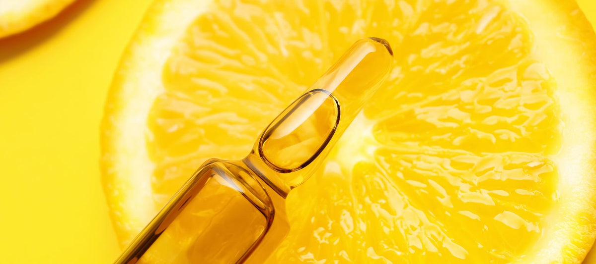 Kapsel auf Orangenscheibe (Makro)
Makroaufnahme einer Kapsel auf einer aufgeschnittenen Orange in warmen Gelbtönen – Hintergrundbild zum Thema Vitamin C